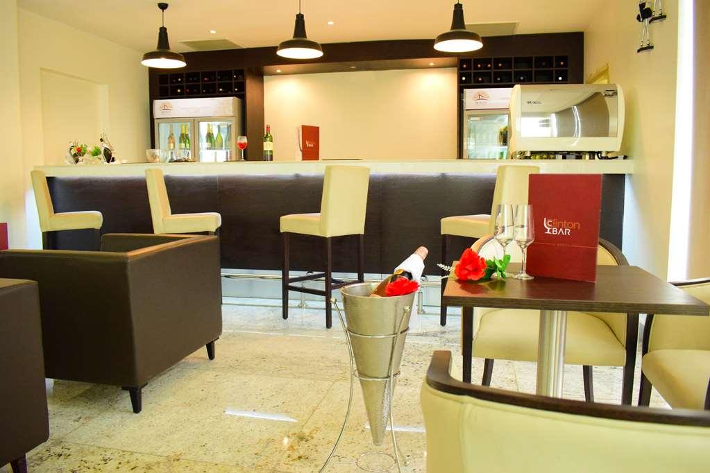Monty Suites & Golf Ούγιο Εστιατόριο φωτογραφία