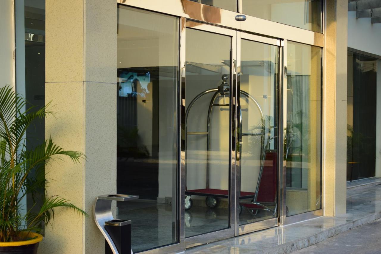 Monty Suites & Golf Ούγιο Εξωτερικό φωτογραφία